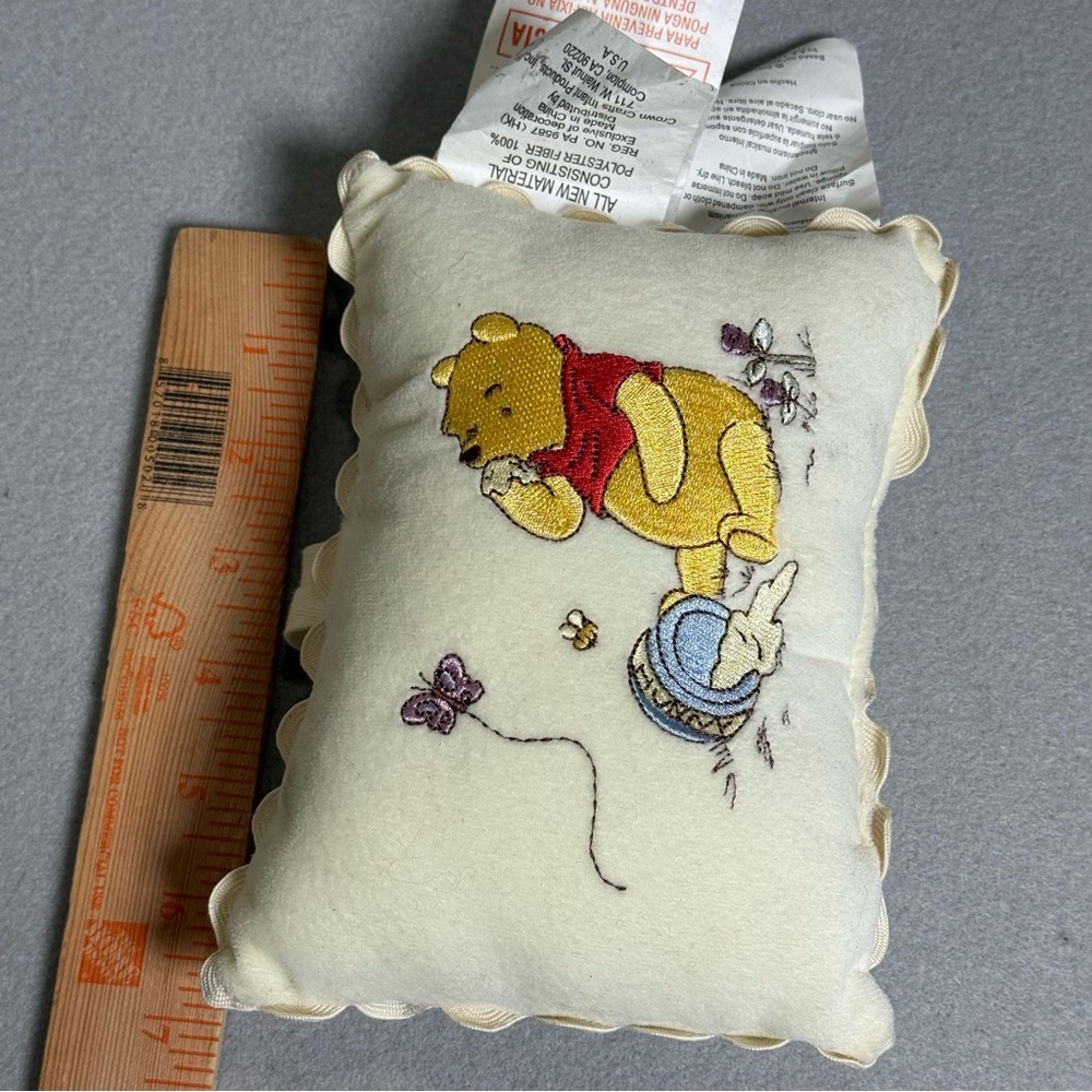 Vintage Disney Winnie the Pooh & Honey Embroidered Pillow Musical Wind Up Rare - Picture 8 of 8